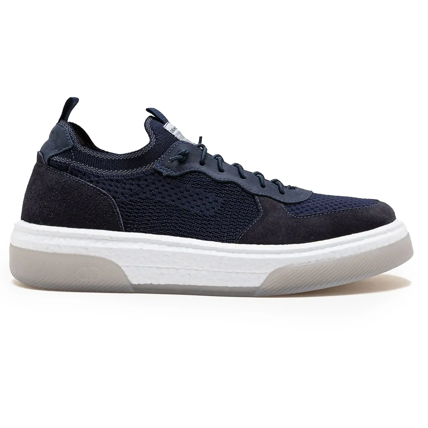 Tênis casual masculino Democrata modelo 623102-001 na cor marinho com textura em mesh e fechamento em cadarço
